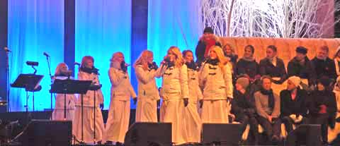 Die Ankunft der Lucientruppe auf der Bühne in Liseberg Luciafeier 2010 in Liseberg