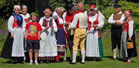 Zu Mittsommer kommen schwedische Trachten zu Ehren Trachten zu Midsommar