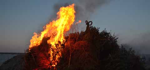 Osterfeuer auf Dons&ouml;