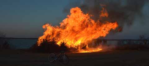 Osterfeuer auf den Sch&auml;ren G&ouml;teborgs
